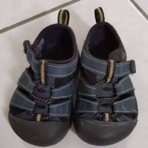 Toddler keen sandals size 5